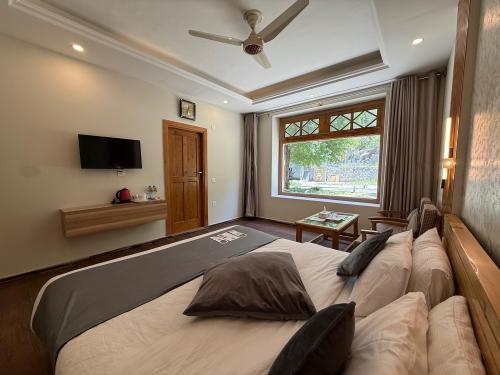 delux_king_room_hotel_himalaya_skardu_baltistan_hussainabad_best_stay_with_comfort_lisaan_digital_sds