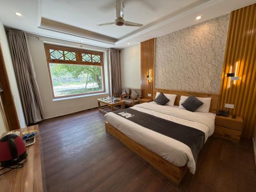 deluxe_king_room_hotel_himalaya_skardu_sh