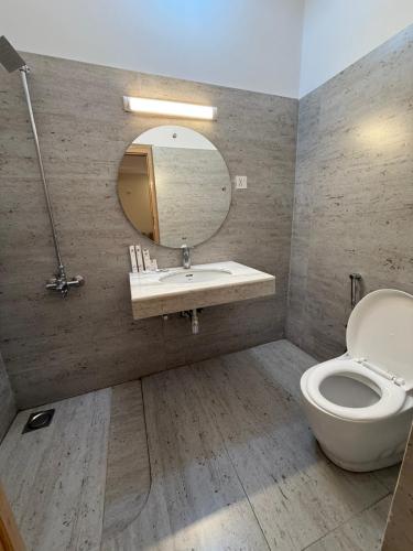 standard_room_hotel_himalaya_skardu__bathroom